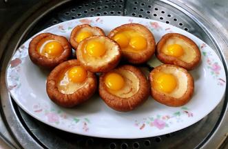 香菇鹌鹑蛋摆入盘中再放人烧开水的蒸锅大火蒸五分钟