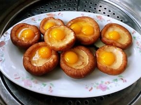 香菇鹌鹑蛋摆入盘中再放人烧开水的蒸锅大火蒸五分钟