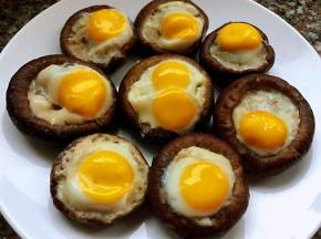 蒸好的香菇鹌鹑蛋依次摆入盘中