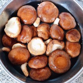 新鲜的香菇去蒂在水中浸泡一会儿再清洗干净