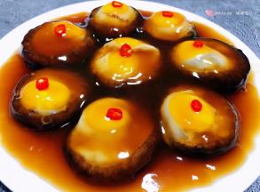 小米辣切成小粒摆在鹌鹑蛋上面瞬间颜值爆棚