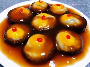 小米辣切成小粒摆在鹌鹑蛋上面瞬间颜值爆棚