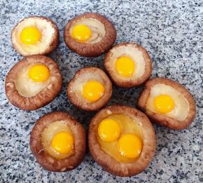 鹌鹑蛋打入香菇碗中