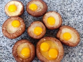 鹌鹑蛋打入香菇碗中