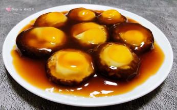 汤汁均匀的淋在香菇鹌鹑蛋上面