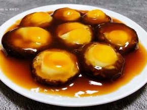 汤汁均匀的淋在香菇鹌鹑蛋上面