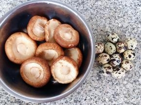 香菇沥干水份、准备好鹌鹑蛋