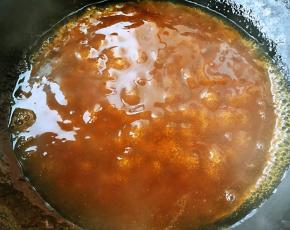 蒸好的原汤汁倒入锅中也可以添加少许清水放入调味料糖、一品鲜酱油、蚝油、味精、盐调味均淋上水淀粉搅拌成透明的糊状