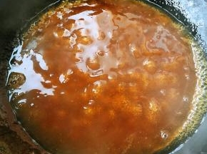 蒸好的原汤汁倒入锅中也可以添加少许清水放入调味料糖、一品鲜酱油、蚝油、味精、盐调味均淋上水淀粉搅拌成透明的糊状