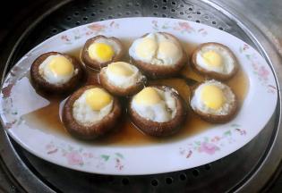 蒸好的香菇鹌鹑蛋的汤汁要保留好哦