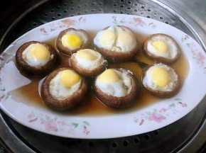 蒸好的香菇鹌鹑蛋的汤汁要保留好哦