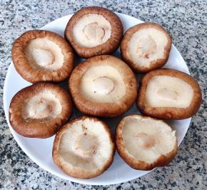 香菇内侧撒上少许盐依次摆入盘中