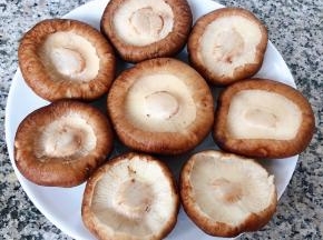 香菇内侧撒上少许盐依次摆入盘中