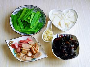 准备食材，荷兰豆去根去尖，山药去皮洗干净切片泡冷水，香肠切片，黑木耳提前冷水泡发。