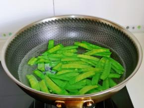 荷兰豆焯水，水烧开后下荷兰豆，大火煮30秒捞出过冷水。