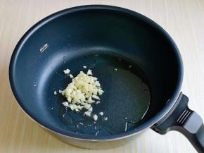 起油锅，加入蒜末炒香。
