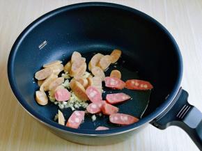 再加入香肠煸炒。
