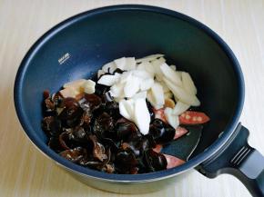 加入泡发的木耳与山药片。