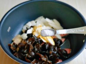 按个人口味加入盐。