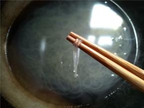 粉条煮到能用筷子夹断。