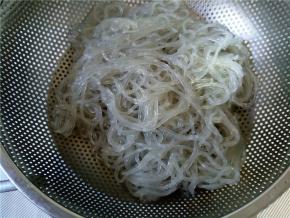 将煮好的粉条迅速用自来水冲凉，晾干水。