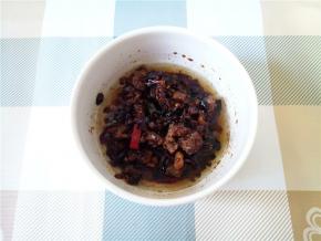 这是自己做的瑶柱海米肉酱，有点辣，有点咸。用其他酱也可以，比如老干妈。