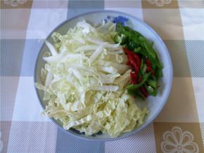 娃娃菜和辣椒洗干净，切丝。也可以用包菜黄豆芽，配菜随意。