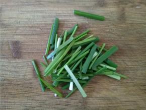 小葱洗干净，切寸段。