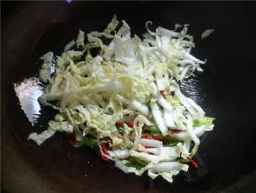 接着下娃娃菜炒软。