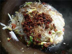 倒入海鲜肉酱，倒入半碗开水，翻炒拌匀后，尝下咸淡，因为酱是咸的，再根据自己的口味加适量生抽和盐调味。