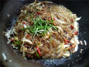 炒至水快干了，加入小葱，拌匀，就可以起锅了。