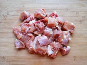 鸡全腿洗干净剁成块。