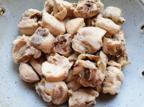 焯过水的鸡块清洗干净，控一下水分备用。