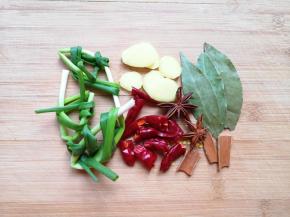 将小葱打成结，生姜切成片，干红辣椒掰开，准备好八角、桂皮和香叶。