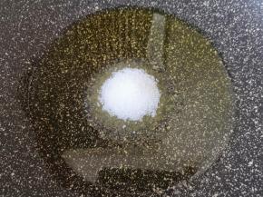 炒锅内倒适量的食用油加入糖，中小火将糖炒至深棕色。