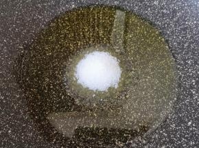 炒锅内倒适量的食用油加入糖，中小火将糖炒至深棕色。