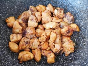 下入鸡块翻炒上色。