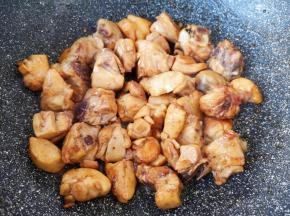 下入鸡块翻炒上色。