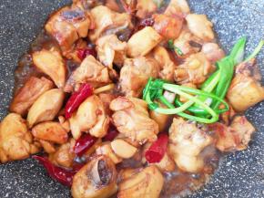 加入生抽翻炒均匀。