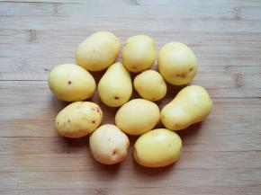 小土豆去皮洗干净。