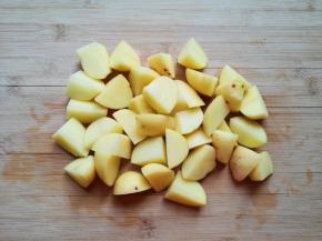 切成块用水泡上备用。