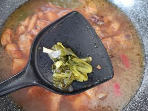 半个小时以后鸡块已经熟了，挑出小葱结不要。