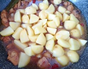 下入土豆块翻炒均匀。