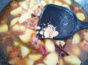 放鸡粉增加口感，中火煮10分钟左右。