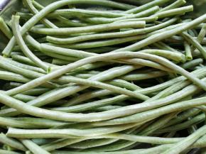 豇豆掐去两头清洗干净。