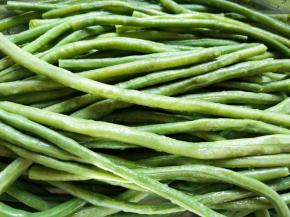 焯水以后过凉水，控一下水分切碎备用。