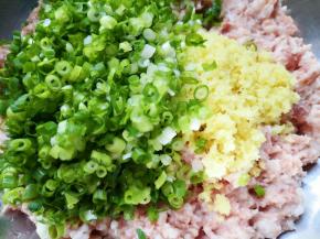 准备好肉馅，小葱和生姜分别切成碎末放在肉馅上。