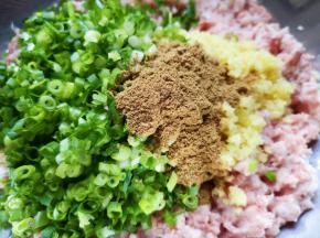 放上十三香。