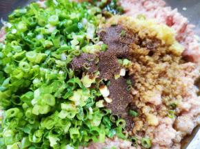 炒锅内倒适量的食用油烧热，泼在十三香上面，激出香味。