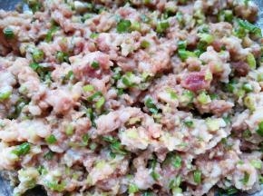 搅拌均匀，让肉馅静置一会儿。